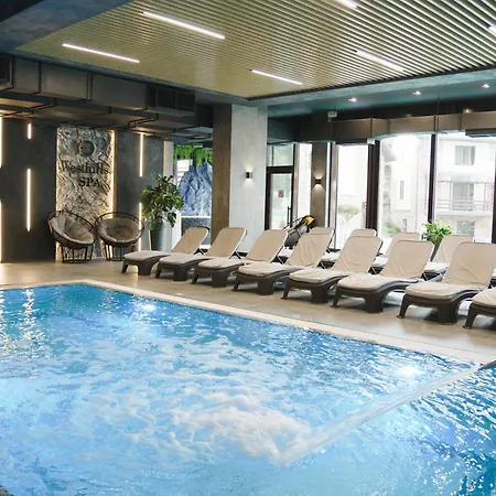 منتجع Westhills Town &