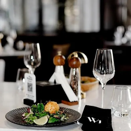 Westhills Town & منتجع