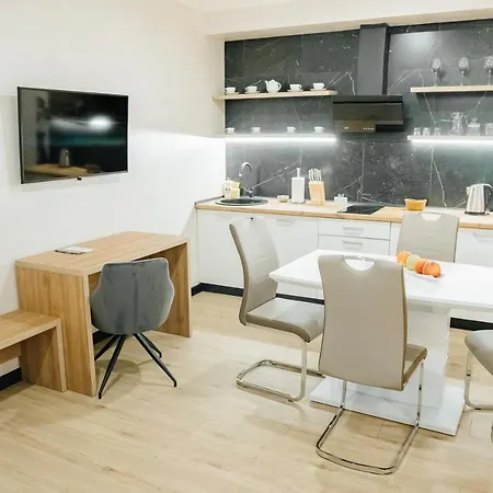 Westhills Town & منتجع